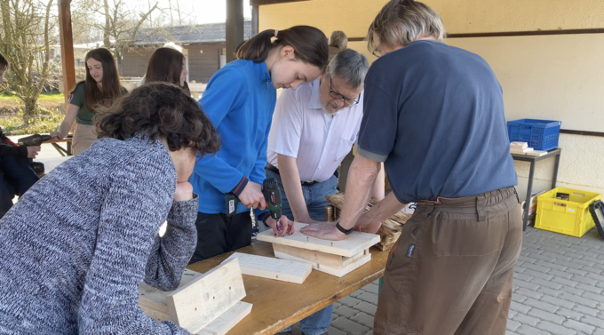 Die vorgebohrten Elemente werden zusammengeschraubt. Foto: Klaus Keipke